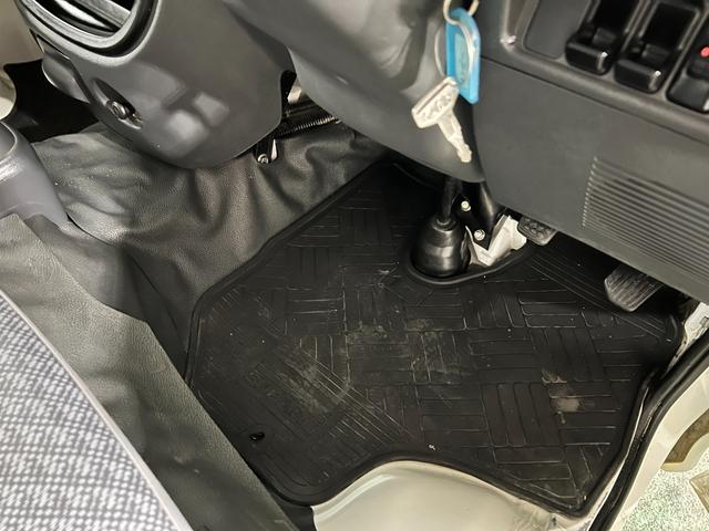 サンバートラックＴＢ　走行１３９３５キロ／オートマ／４ＷＤ禁煙車　点検記録簿あり　ワンオーナー　一年保証・走行距離無制限　走行１３９３５キロ　オートマ　４ＷＤ　ＡＭＦＭラジオ　純正マット　取扱説明書（埼玉県）の中古車