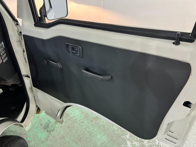 サンバートラックＴＢ　走行１３９３５キロ／オートマ／４ＷＤ禁煙車　点検記録簿あり　ワンオーナー　一年保証・走行距離無制限　走行１３９３５キロ　オートマ　４ＷＤ　ＡＭＦＭラジオ　純正マット　取扱説明書（埼玉県）の中古車