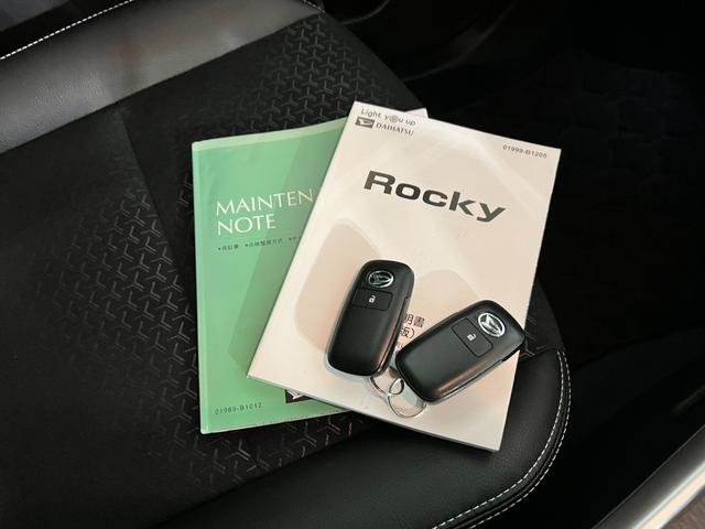 ロッキープレミアムG 走行9631キロ/純正9インチナビ/ドラレコ1年保証距離無制限 走行距離9631キロ 純正フルセグナビ バックカメラ ドラレコ 純正マット サイドエアバッグ LEDヘッドランプ アイドリングストップ シートヒーター オート格納式ドアミラー(埼玉県)の中古車