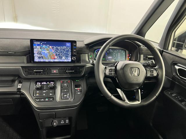ステップワゴン 中古車 ｅ：ＨＥＶスパーダ　プレミアムライン　走行１３８７２キロワンオーナー　禁煙車　ディスプレイオーディオ　Ｂｌｕｅｔｏｏｔｈ　全周囲カメラ　ＥＴＣ　オートライト　ＬＥＤヘッドライト　シートヒーター　両側電動スライドドア