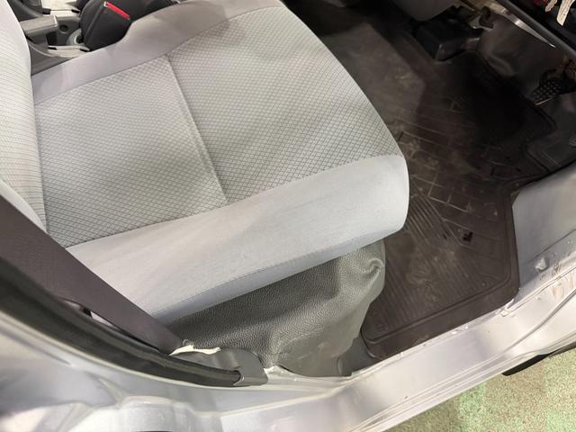 ハイゼットカーゴデッキバンＧ　走行９０３８１キロ／ＣＤチューナー／キズ凹み一年保証・走行距離無制限　走行９０３８１キロ　キズ凹み　ＣＤチューナー　純正マット　助手席エアバック　オートマ　２ＷＤ　板キー（埼玉県）の中古車
