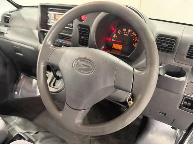 ハイゼットカーゴデッキバンＧ　走行９０３８１キロ／ＣＤチューナー／キズ凹み一年保証・走行距離無制限　走行９０３８１キロ　キズ凹み　ＣＤチューナー　純正マット　助手席エアバック　オートマ　２ＷＤ　板キー（埼玉県）の中古車