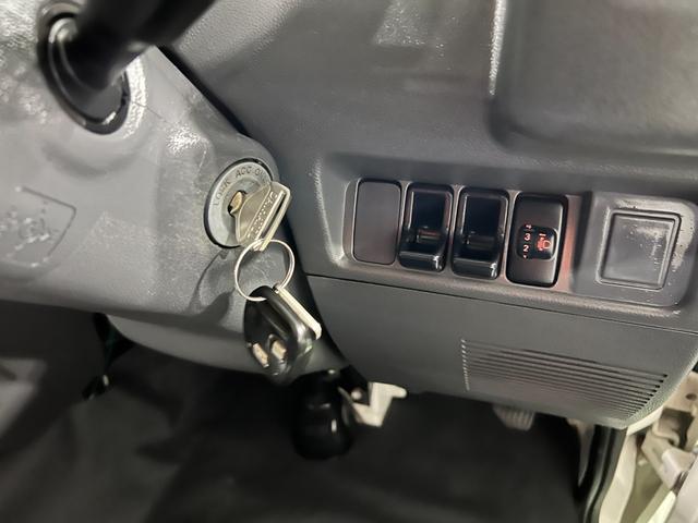 ハイゼットトラック 中古車 ハイルーフ　走行９３４９６キロ／タイヤ４本交換／ワンセグナビ一年保証・走行距離無制限　走行９３４９６キロ／タイヤ４本交換／ワンセグナビ／５速ＭＴ／ゲートプロテクター／エアコンパワステ