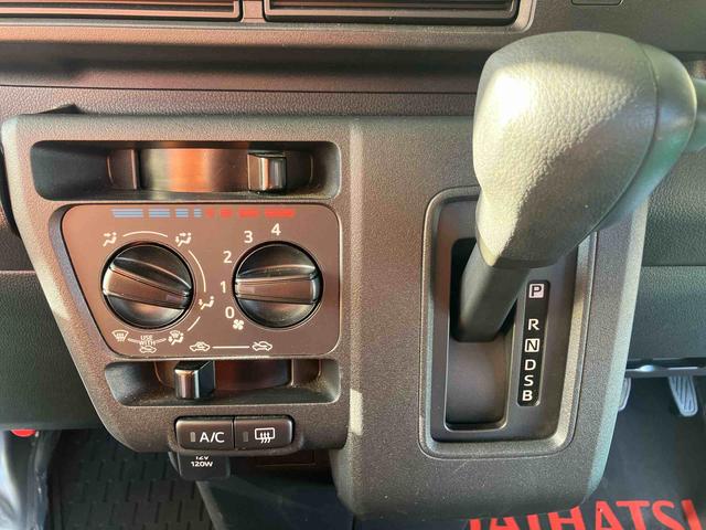 ハイゼットカーゴデラックススマートアシスト／コーナーセンサー／両側スライドドア／キーレスエントリー／オートライト／ＵＶカットガラス／アクセサリーソケット１２Ｖ／マニュアルエアコン／フロントパワーウィンドウ／電動式パワステ（千葉県）の中古車