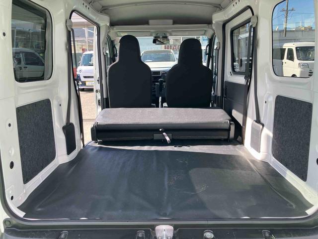 ハイゼットカーゴＤＸ衝突回避支援ブレーキ、車線逸脱抑制制御機能、オートハイビーム、ラバーマット、ＡＭ・ＦＭラジオ、リバース連動リヤワイパー、マニュアルエアコン、アクセサリーソケット（１２Ｖ）、足踏み式パーキングブレーキ（千葉県）の中古車