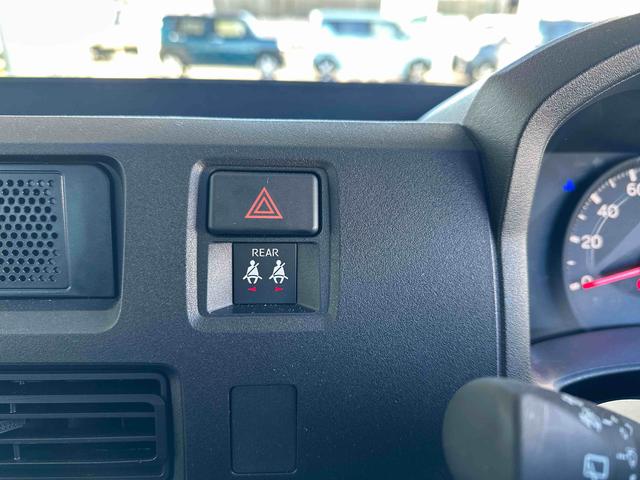 ハイゼットカーゴＤＸ衝突回避支援システム　横滑り防止装置　アイドリングストップ　前後コーナーセンサー　オーバーヘッドシェルフ　オートライト　オートハイビーム　キーレスエントリー　スピーカー一体型ラジオチューナー（千葉県）の中古車