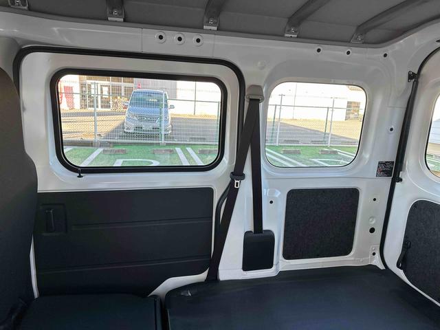 ハイゼットカーゴＤＸ衝突回避支援システム　横滑り防止装置　アイドリングストップ　前後コーナーセンサー　オーバーヘッドシェルフ　オートライト　オートハイビーム　キーレスエントリー　スピーカー一体型ラジオチューナー（千葉県）の中古車