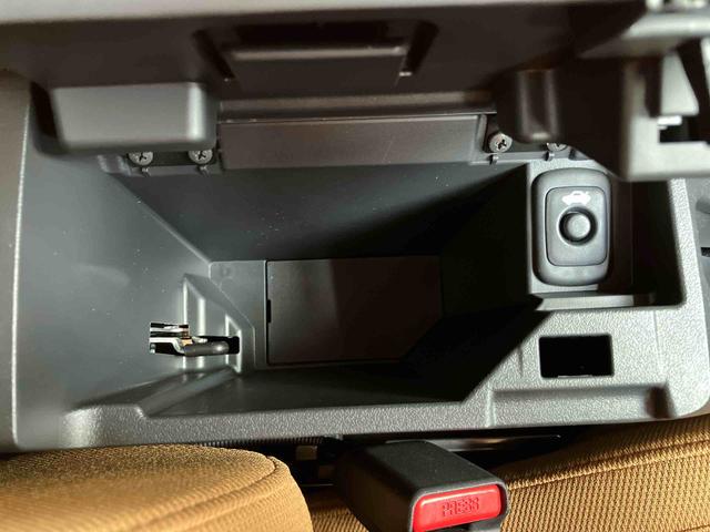 コペンセロ電動開閉式ルーフ／１６ｃｍスピーカー・ツィーター／アクセサリーソケット／チルトステアリング／オートエアコン／キーフリーシステム／ＬＥＤヘッドランプ（オートライト付）／本革巻ステアリングホイール／（千葉県）の中古車