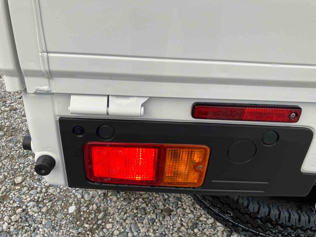ハイゼットトラックスタンダード 農用スペシャル4WD 5速MT 荷台三方開 リヤ4枚リーフ 荷台作業灯 リヤスモークガラス AM/FMラジオ 衝突被害軽減装置 コーナーセンサー オートライト オートハイビーム スペアタイヤ(千葉県)の中古車