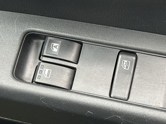 ハイゼットカーゴデラックス　リヤベンチシート　キーレスエントリー保証１年間距離無制限付き　前席パワーウインドウ　アイドリングストップ　キーレスエントリー　リヤベンチシート　コーナーセンサー　エアコン　オーバーヘッドシェルフ　誤発進抑制制御機能（東京都）の中古車