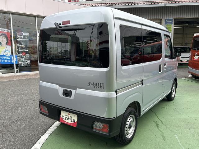 ハイゼットカーゴデラックス　リヤベンチシート　キーレスエントリー保証１年間距離無制限付き　前席パワーウインドウ　アイドリングストップ　キーレスエントリー　リヤベンチシート　コーナーセンサー　エアコン　オーバーヘッドシェルフ　誤発進抑制制御機能（東京都）の中古車