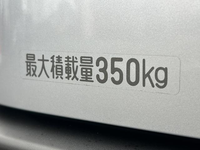 ハイゼットカーゴデラックス　リヤベンチシート　キーレスエントリー保証１年間距離無制限付き　前席パワーウインドウ　アイドリングストップ　キーレスエントリー　リヤベンチシート　コーナーセンサー　エアコン　オーバーヘッドシェルフ　誤発進抑制制御機能（東京都）の中古車
