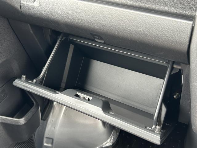 ハイゼットカーゴデラックス　リヤベンチシート　キーレスエントリー保証１年間距離無制限付き　前席パワーウインドウ　アイドリングストップ　キーレスエントリー　リヤベンチシート　コーナーセンサー　エアコン　オーバーヘッドシェルフ　誤発進抑制制御機能（東京都）の中古車