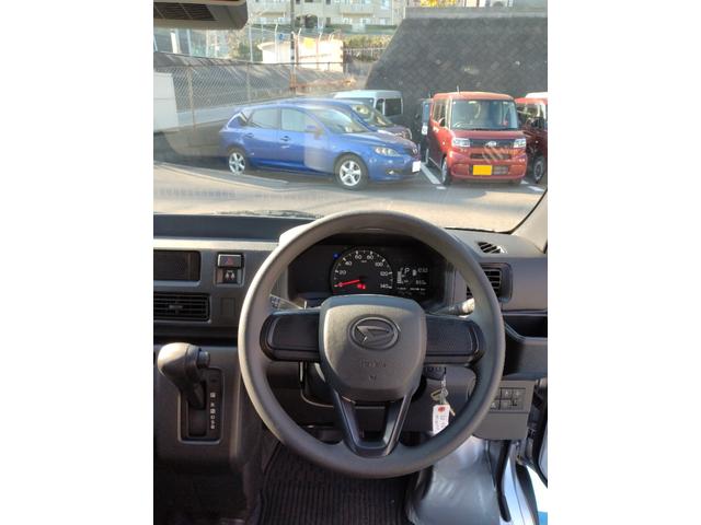 ハイゼットカーゴＤＸサポカーＳワイド適合　ラジオ　エアコン　アクセサリーソケット　コーナーセンサー　アイドリングストップ　光軸調整ダイヤル　横滑り防止機能　誤発進抑制機能　パワーウインドウ　キーレス（神奈川県）の中古車