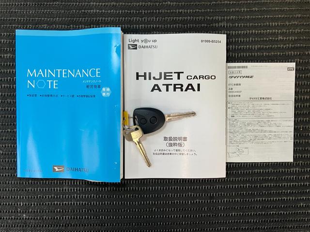 ハイゼットカーゴＤＸサポカーＳワイド適合　ラジオ　エアコン　アクセサリーソケット　コーナーセンサー　アイドリングストップ　光軸調整ダイヤル　横滑り防止機能　誤発進抑制機能　パワーウインドウ　キーレス（神奈川県）の中古車