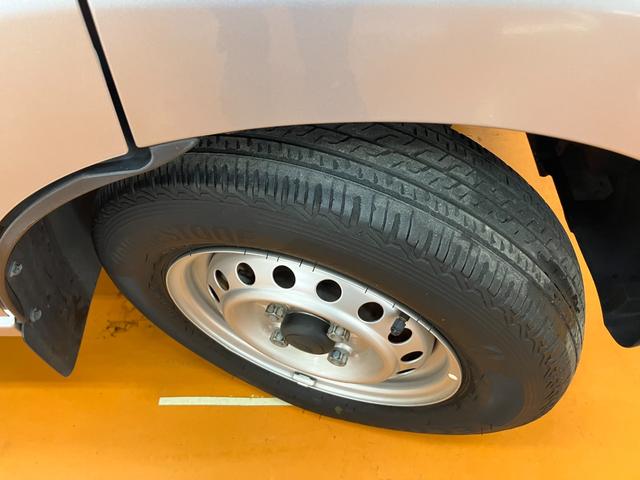 ハイゼットカーゴＤＸ　ＣＤオーディオ　エアコン　パワーウィンドウサポカーＳワイド適合　ＣＤオーディオ　エアコン　アクセサリーソケット　コーナーセンサー　アイドリングストップ　光軸調整ダイヤル　横滑り防止機能　誤発進抑制機能　パワーウインドウ　キーレス（神奈川県）の中古車