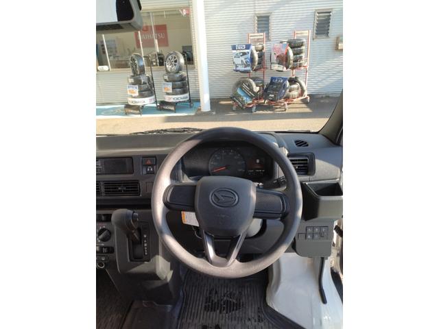 ハイゼットカーゴＤＸサポカーＳワイド適合　ラジオ　エアコン　アクセサリーソケット　コーナーセンサー　アイドリングストップ　光軸調整ダイヤル　横滑り防止機能　誤発進抑制機能　パワーウインドウ　キーレス（神奈川県）の中古車