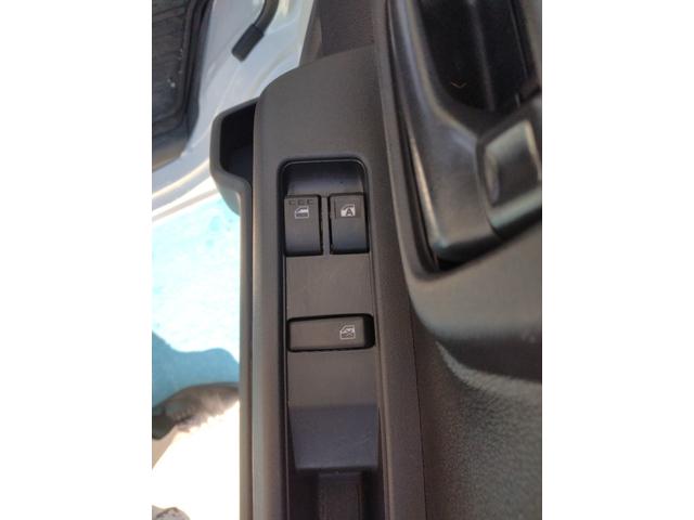 ハイゼットカーゴＤＸサポカーＳワイド適合　ラジオ　エアコン　アクセサリーソケット　コーナーセンサー　アイドリングストップ　光軸調整ダイヤル　横滑り防止機能　誤発進抑制機能　パワーウインドウ　キーレス（神奈川県）の中古車