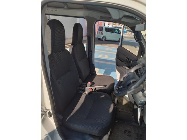 ハイゼットカーゴＤＸサポカーＳワイド適合　ラジオ　エアコン　アクセサリーソケット　コーナーセンサー　アイドリングストップ　光軸調整ダイヤル　横滑り防止機能　誤発進抑制機能　パワーウインドウ　キーレス（神奈川県）の中古車