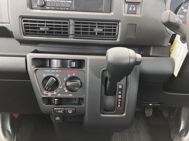 ハイゼットカーゴＤＸサポカーＳワイド適合　ラジオ　エアコン　アクセサリーソケット　コーナーセンサー　アイドリングストップ　光軸調整ダイヤル　横滑り防止機能　誤発進抑制機能　パワーウインドウ　キーレス（神奈川県）の中古車