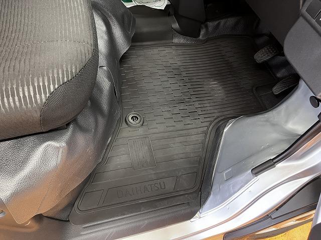 ハイゼットカーゴＤＸサポカーＳワイド適合　ラジオ　エアコン　アクセサリーソケット　コーナーセンサー　アイドリングストップ　光軸調整ダイヤル　横滑り防止機能　誤発進抑制機能　パワーウインドウ　キーレス（神奈川県）の中古車