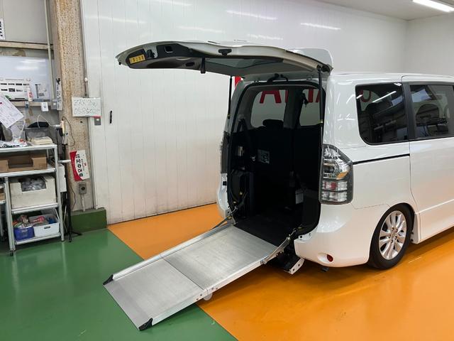 ヴォクシーX 車いす仕様車福祉車両 車いす乗車 電動ウインチ 3列シート 両側オートスライドドア Bカメラ ステアリングスイッチ Pスタート ETC 電動格納ミラー キーフリー(神奈川県)の中古車