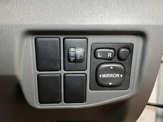 プリウスＳハイブリッド　Ｂカメラ　Ｐスタート　ステアリングスイッチ　ＥＴＣ　電動格納ミラー　パワーウインドウ　光軸調整ダイヤル　電動パーキングブレーキ　キーフリー（神奈川県）の中古車