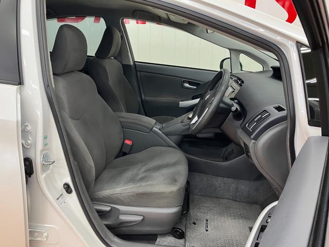 プリウスＳハイブリッド　Ｂカメラ　Ｐスタート　ステアリングスイッチ　ＥＴＣ　電動格納ミラー　パワーウインドウ　光軸調整ダイヤル　電動パーキングブレーキ　キーフリー（神奈川県）の中古車