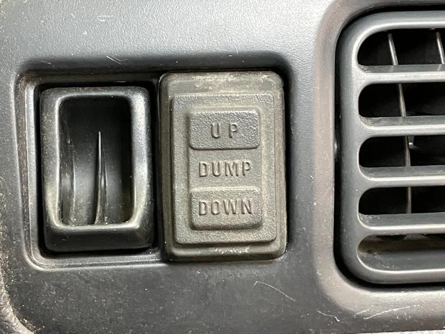 キャリイトラック頑丈ダンプ４ＷＤ　三方開　油圧シリンダー　荷台昇降　　エアコン　ラジオ　５段マニュアルシフト　光軸調整ダイヤル　パワーステアリング（神奈川県）の中古車