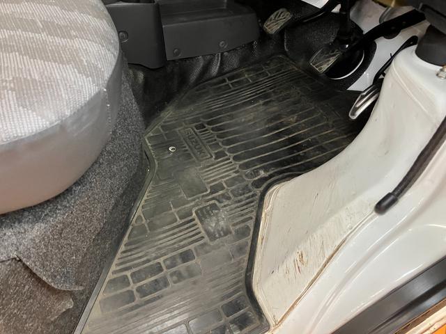 キャリイトラック頑丈ダンプ４ＷＤ　三方開　油圧シリンダー　荷台昇降　　エアコン　ラジオ　５段マニュアルシフト　光軸調整ダイヤル　パワーステアリング（神奈川県）の中古車