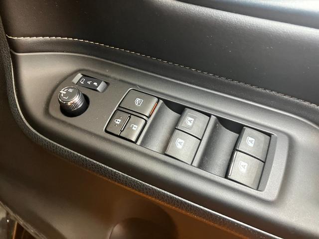 エスクァイアＸｉ　ナビ　Ｐスタート　ＥＴＣ　キーフリーナビ　ステアリングスイッチ　Ｐスタート　横滑り防止機能　誤発進抑制装置　アイドリングストップ　オートハイビーム　片側オートスライドドア　ＥＴＣ　電動格納ミラー　パワーウィンドウ　キーフリー（神奈川県）の中古車