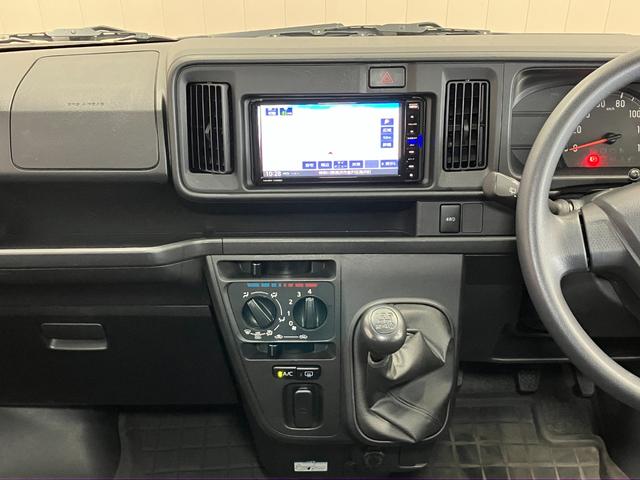 ハイゼットカーゴクルーズ雹害車　４ＷＤ　５ＭＴ　両側スライドドア　Ｂカメラ　ナビ　エアコン　アイドリングストップ　電動格納ミラー　パワーウインドウ　ＥＴＣ　スタッドレスタイヤ　キーレス（神奈川県）の中古車
