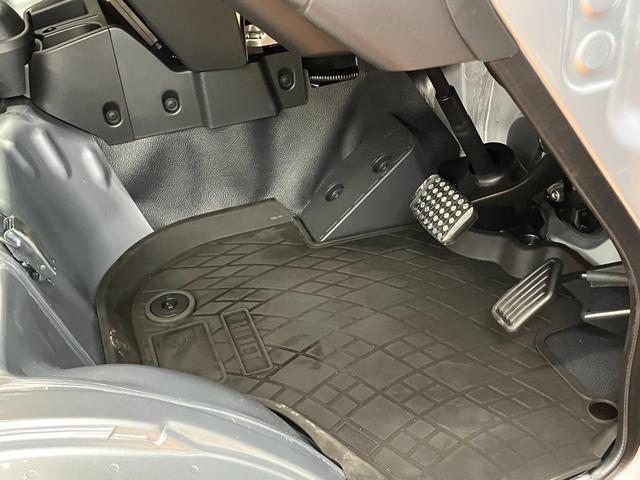 ハイゼットトラックスタンダード４ＷＤ　サポカーＳワイド適合　三方開　ゴムマット　ラジオ　エアコン　光軸調整ダイヤル　コーナーセンサー　アイドリングストップ　横滑り防止機能　誤発進抑制機能　アクセサリーソケット　ＥＴＣ（神奈川県）の中古車