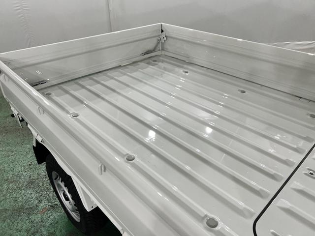 ハイゼットトラックEXT 4WD/MT車/走行6キロ/荷台作業灯/オートライト1年保証距離無制限 走行距離6キロ 助手席エアバック クリアランスソナー オートマチックハイビーム オートライト アイドリングストップ 荷台作業灯(埼玉県)の中古車