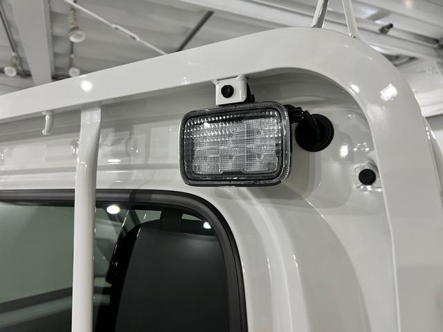 ハイゼットトラックEXT 4WD/MT車/走行6キロ/荷台作業灯/オートライト1年保証距離無制限 走行距離6キロ 助手席エアバック クリアランスソナー オートマチックハイビーム オートライト アイドリングストップ 荷台作業灯(埼玉県)の中古車