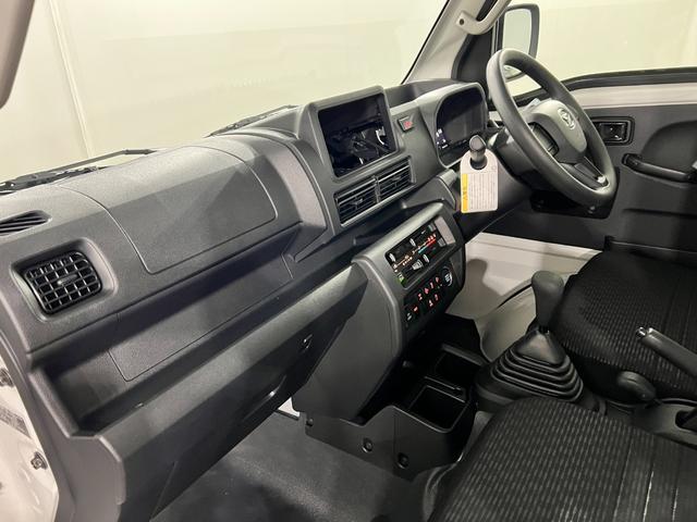 ハイゼットトラックEXT 4WD/MT車/走行6キロ/荷台作業灯/オートライト1年保証距離無制限 走行距離6キロ 助手席エアバック クリアランスソナー オートマチックハイビーム オートライト アイドリングストップ 荷台作業灯(埼玉県)の中古車