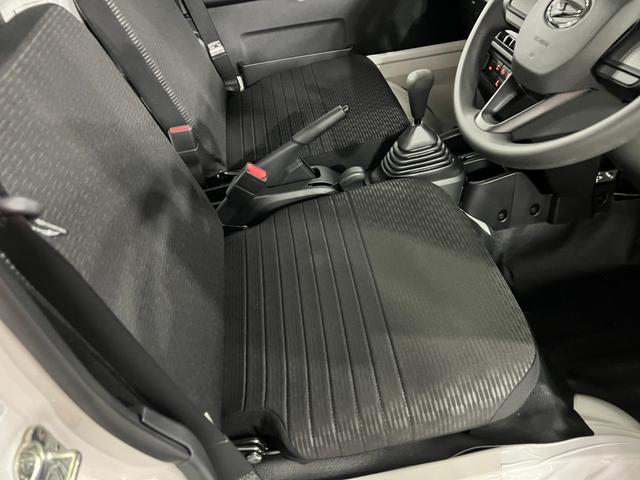 ハイゼットトラックEXT 4WD/MT車/走行6キロ/荷台作業灯/オートライト1年保証距離無制限 走行距離6キロ 助手席エアバック クリアランスソナー オートマチックハイビーム オートライト アイドリングストップ 荷台作業灯(埼玉県)の中古車