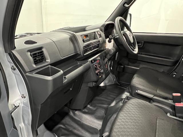 ハイゼットカーゴＤＸ　走行８キロ／登録済未使用車一年保証・走行距離無制限　助手席エアバック　オートライト　オートマチックハイビーム　クリアランスソナー　アイドリングストップ（東京都）の中古車
