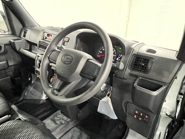 ハイゼットカーゴＤＸ　走行８キロ／登録済未使用車一年保証・走行距離無制限　助手席エアバック　オートライト　オートマチックハイビーム　クリアランスソナー　アイドリングストップ（東京都）の中古車