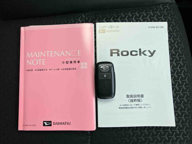 ロッキープレミアム９型ナビ／ＢＴ／ＤＴＶ／ＤＩＳＣ／バックカメラ／ステアリングスイッチ　前後ドラレコ　ＥＴＣ　クルコン　ＬＥＤヘッド＆フォグランプ　１７インチアルミ　シートヒーター　ＢＳＭ　衝突被害軽減ブレーキ（千葉県）の中古車