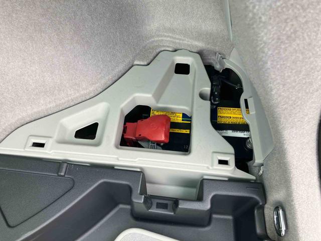 プリウスＳマイコーデバックカメラ連動ワンセグナビ　ＡＵＸ接続　ビルトインＥＴＣ　スペアタイヤ　プッシュエンジンスタート　キーフリーシステム　シートベルトアンカーアジャスター　チルトステアリング　運転席シートリフター（千葉県）の中古車