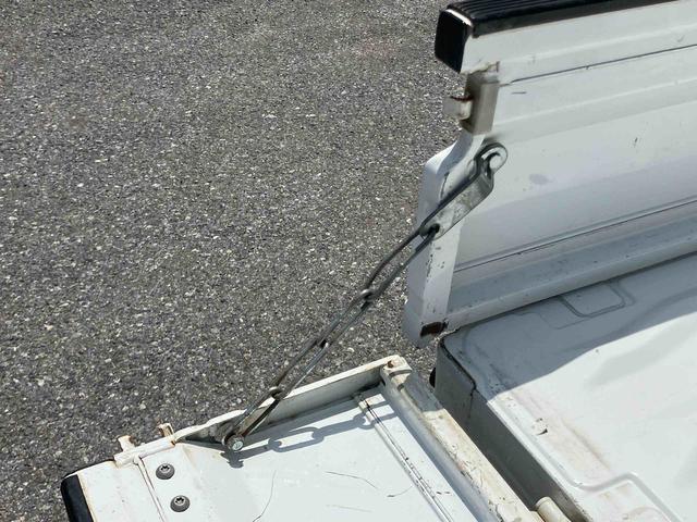 キャリイトラックＫＣエアコン・パワステパートタイム４ＷＤ　テールゲートチェーン　ゲートプロテクター　ガードフレームプロテクター　ロングバイザー　運転席シートバックポケット　灰皿　スピーカー一体型ＦＭ．ＡＭラジオチューナー（千葉県）の中古車