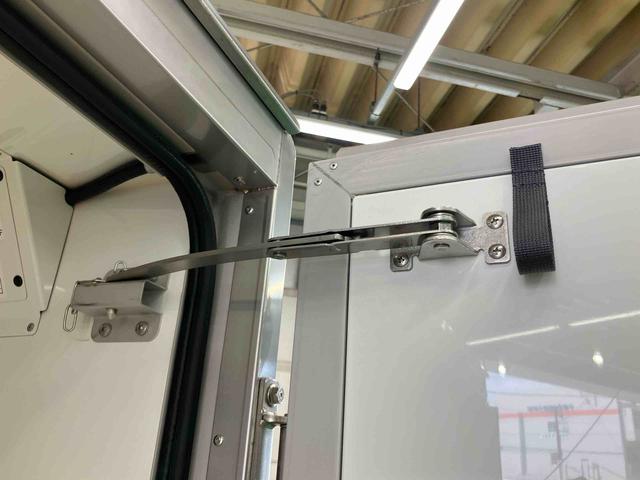 ハイゼットトラックカラーアルミ中温冷凍車 片側スライドドアキー付き埋込みロックロッド式バックドア キー付きワンタッチ引込式スライド左サイドドア LED庫内灯 庫内警報ブザー 解除機能付バックドア90度開きストッパー ドレンホース付水抜き穴(千葉県)の中古車
