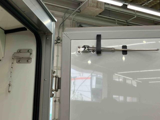 ハイゼットトラックカラーアルミ中温冷凍車 片側スライドドアキー付き埋込みロックロッド式バックドア キー付きワンタッチ引込式スライド左サイドドア LED庫内灯 庫内警報ブザー 解除機能付バックドア90度開きストッパー ドレンホース付水抜き穴(千葉県)の中古車