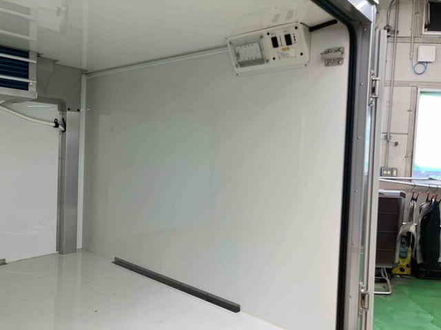 ハイゼットトラックカラーアルミ中温冷凍車 片側スライドドアキー付き埋込みロックロッド式バックドア キー付きワンタッチ引込式スライド左サイドドア LED庫内灯 庫内警報ブザー 解除機能付バックドア90度開きストッパー ドレンホース付水抜き穴(千葉県)の中古車