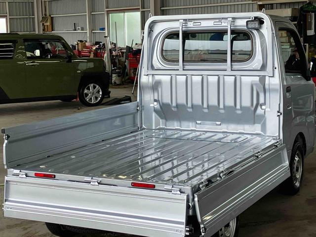 ハイゼットトラックスタンダード　農用スペシャル５速マニュアル　電子制御式４ＷＤ　荷台ＬＥＤライト　リヤ４枚リーフスプリング　スーパーデフロック　衝突被害軽減ブレーキ　コーナーセンサー　スピーカー一体型ＡＭ／ＦＭラジオ　エアコン　パワステ（千葉県）の中古車