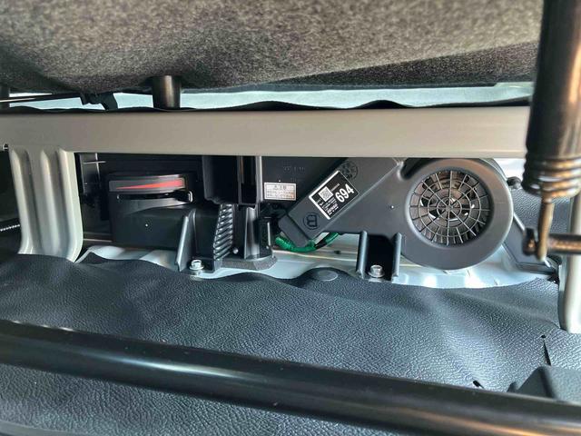 ハイゼットカーゴデラックス　４ＷＤ電子制御４ＷＤ　リヤヒーター　オートライト　プライバシーガラス　フロントパワーウィンドウ　オーバーヘッドシェルフ　キーレスエントリー　コーナーセンサー　衝突被害軽減ブレーキ（千葉県）の中古車