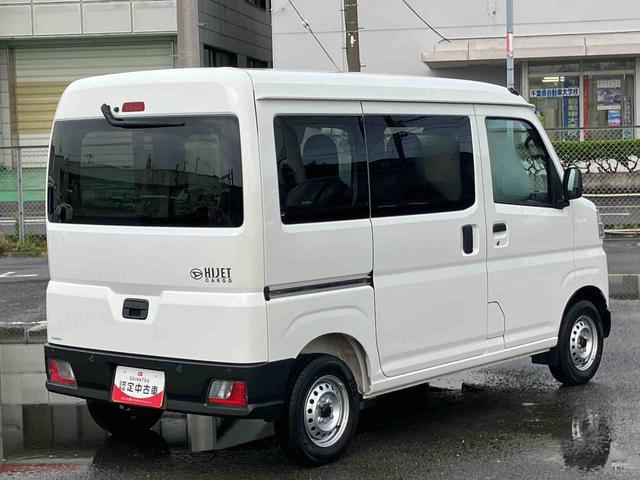 ハイゼットカーゴデラックス　４ＷＤ電子制御４ＷＤ　リヤヒーター　オートライト　プライバシーガラス　フロントパワーウィンドウ　オーバーヘッドシェルフ　キーレスエントリー　コーナーセンサー　衝突被害軽減ブレーキ（千葉県）の中古車