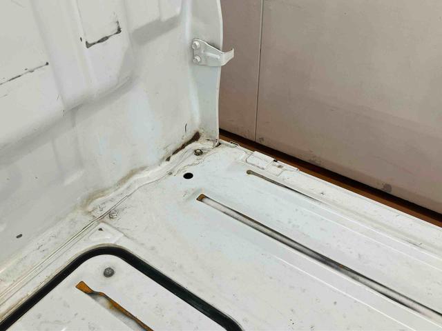 キャリイトラックＫＣエアコン・パワステ農繁仕様　４ＷＤ５速マニュアル　副変速機　デフロック　荷台ライト　テールゲートチェーン　スピーカー一体型ＡＭ／ＦＭラジオ　エアコン　パワーステアリング（千葉県）の中古車
