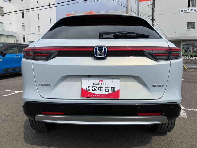 ヴェゼルｅ：ＨＥＶ　ＺＤＰオーディオ／ナビ／ＢＴ／ＴＶ／全周囲カメラ／ステアスイッチ　ＥＴＣ２．０　ワイヤレス充電　ＬＥＤヘッド＆フォグランプ　１８インチアルミ　クルコン　ダウンヒルアシスト　ＢＳＭ　衝突被害軽減ブレーキ（千葉県）の中古車